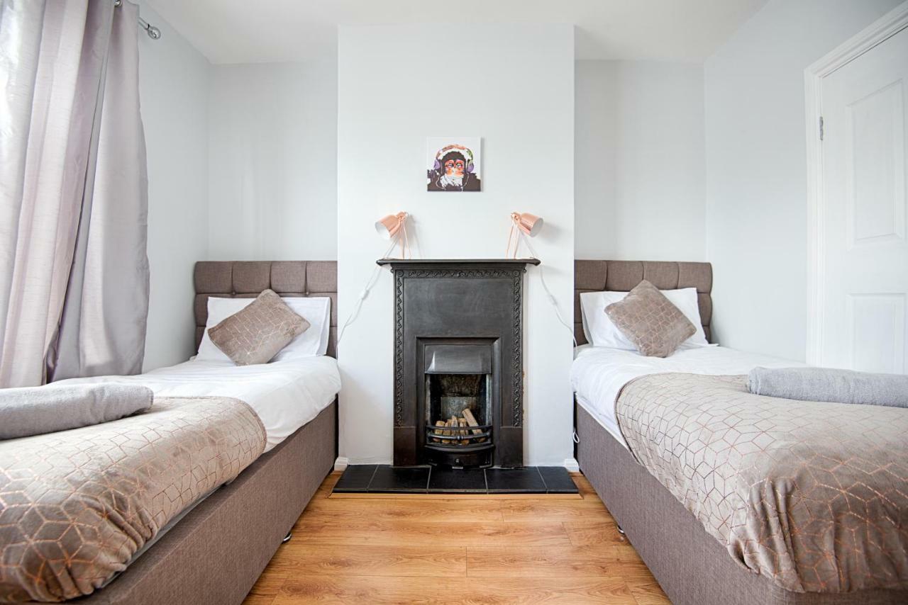 Off Road Parking, Garden, Tv In Every Room Swansea Bagian luar foto