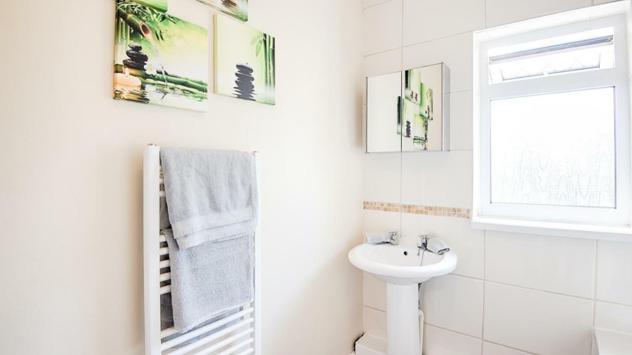 Off Road Parking, Garden, Tv In Every Room Swansea Bagian luar foto