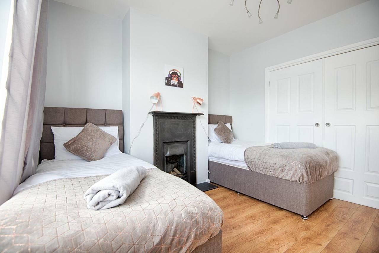 Off Road Parking, Garden, Tv In Every Room Swansea Bagian luar foto